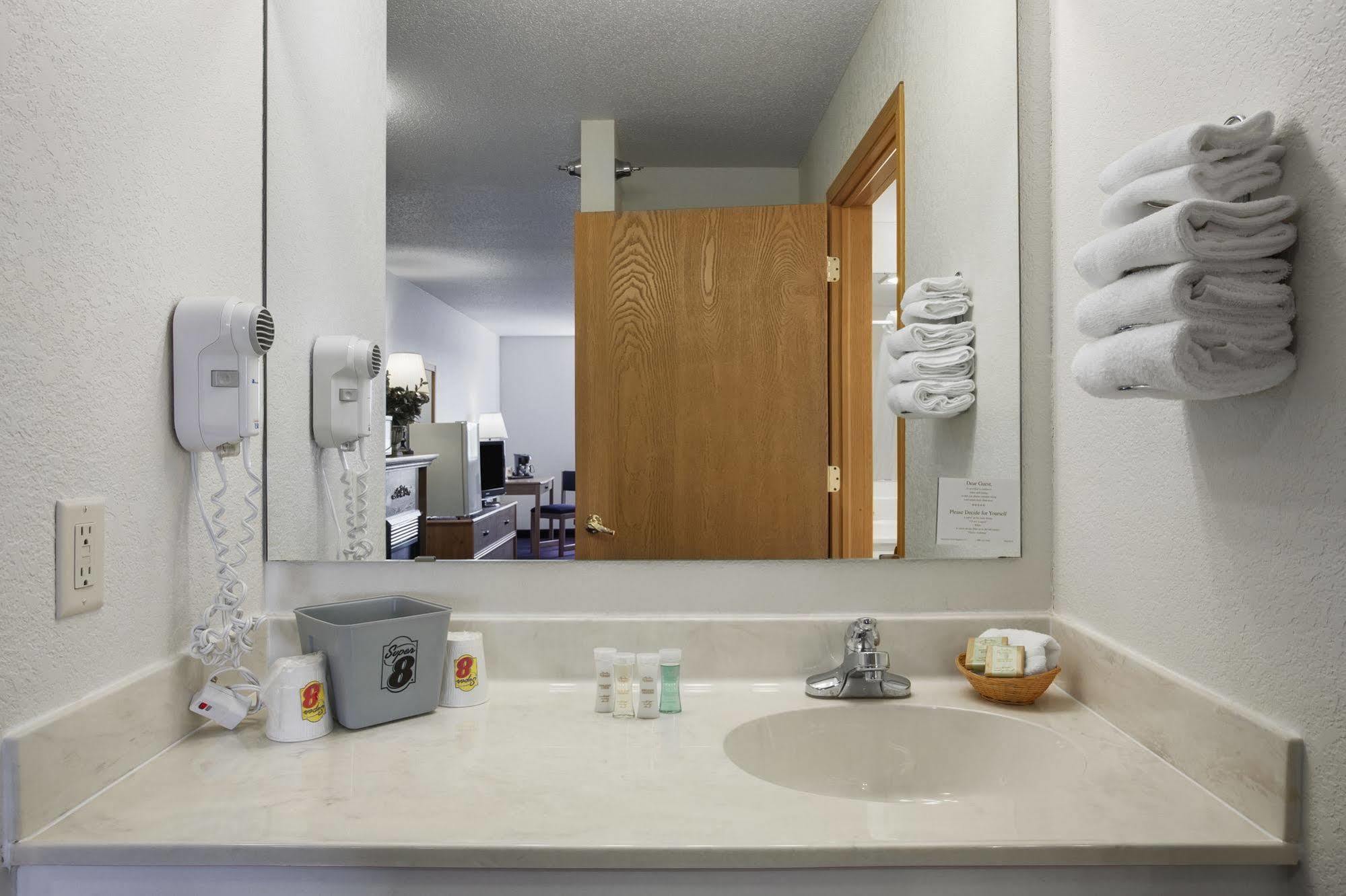 Super 8 By Wyndham St. James Esterno foto